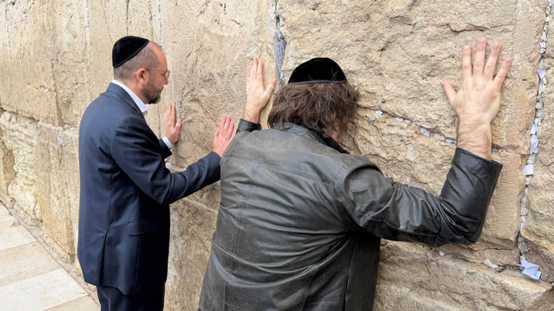 阿根廷总统米莱会见内塔尼亚胡，热情相拥大喊：亲爱的朋友，还到耶路撒冷哭墙前流泪祈祷