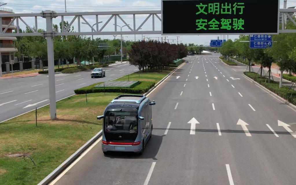 济南起步区L4级自动驾驶公交车上路。新华社发