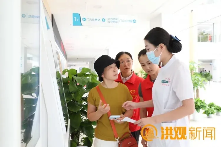 志愿者引导群众就医