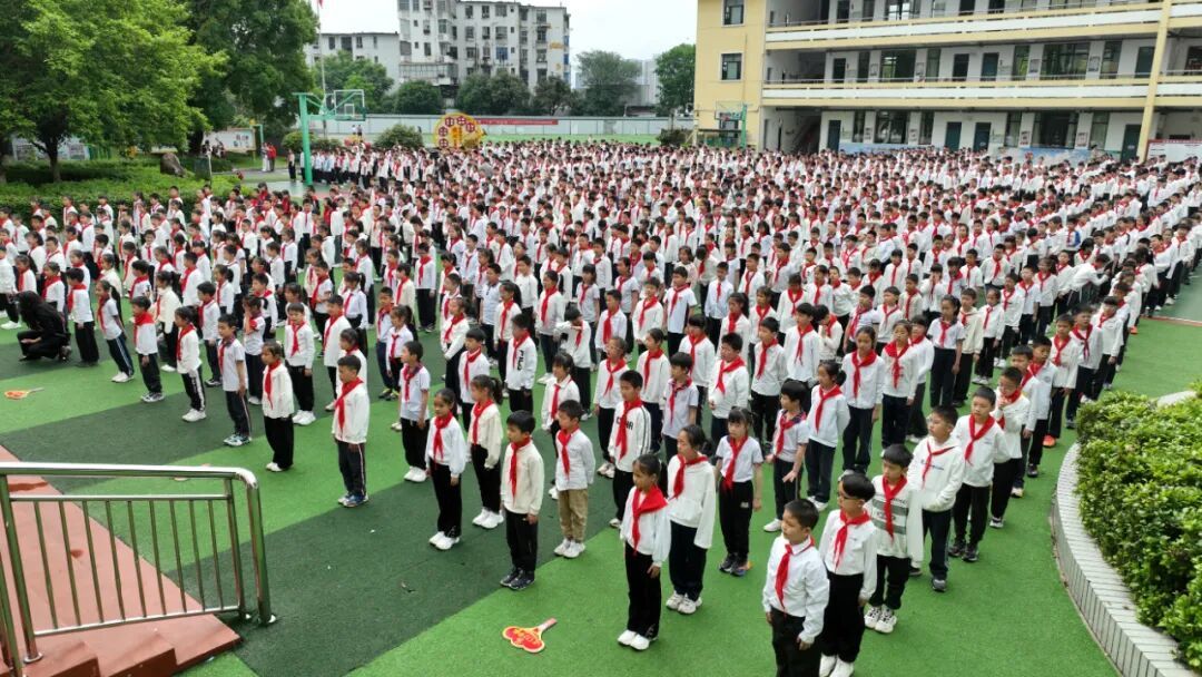 吉师附小校园内，近1800名学生齐声诵读《正气歌》。 全媒体记者李超 摄