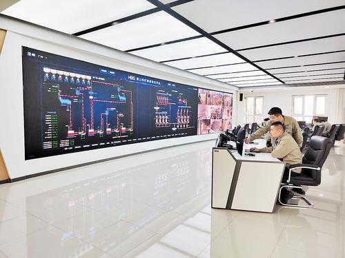 近日，河钢矿业研山铁矿智能调度集控中心，工作人员正在查看选矿设备运行情况。 本报记者 马彦铭摄