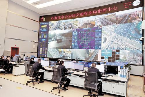 近日，在石家庄市公安局交通管理局指挥中心，值班民警正在监测交通实况。石家庄市公安局交通管理局供图