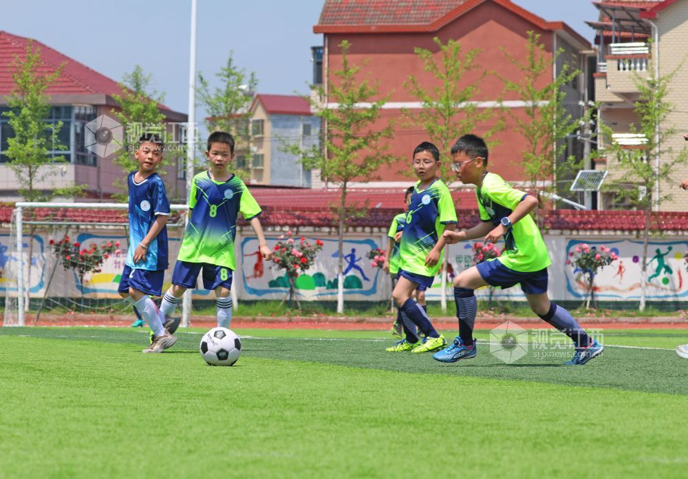 2026年4月20日，江西省吉安市泰和县滨江小学学生正在校园足球联赛上竞技比拼。