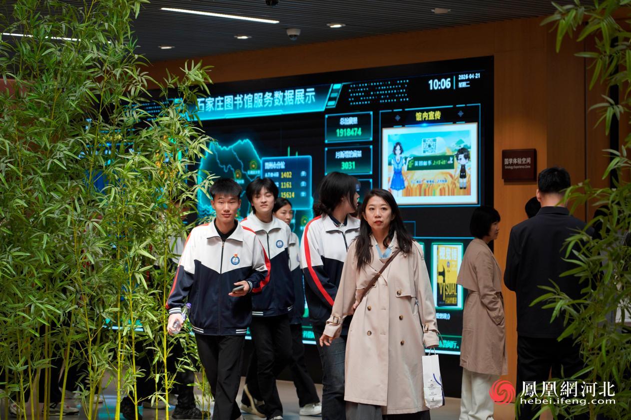 学生进馆阅读场景