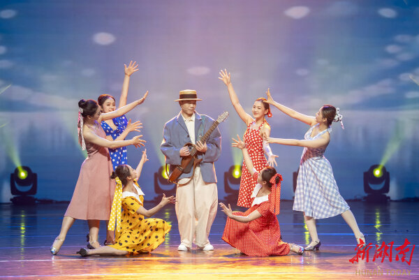 4月16日晚，“春在湘江”海峡两岸青年艺术交流汇演在长沙举行。湖南日报全媒体记者 童臻熙 摄