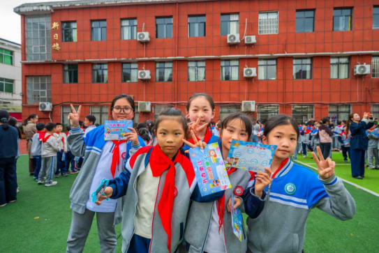 学生手持游园闯关卡