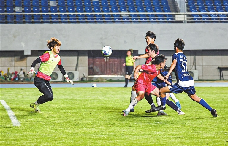 4月18日晚，九江队在瑞昌市体育公园体育场与吉安队进行了一场2026赣超热身赛。（本报记者 欧阳海员 摄）