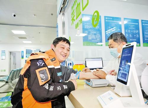 近日，在衡水市第三人民医院北院区，一位外卖骑手在使用“暖新体检卡”体检。 本报记者 张昊摄