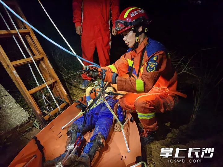 消防员正在营救伤者。 均为长沙晚报通讯员 赵众 供图