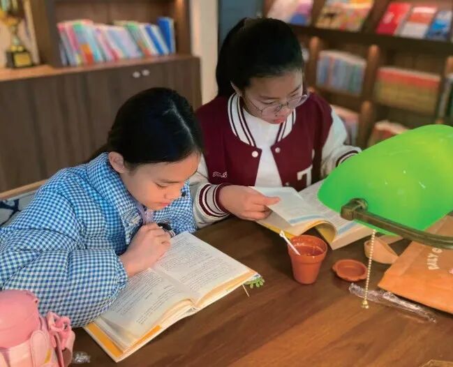 森林里咖啡书房成了饶城学子放学后的“精神自修室”。张倩 摄