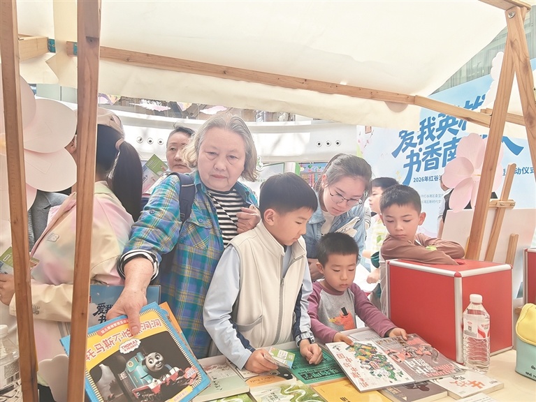 2026年红谷滩区全民阅读主题活动现场孩子们在图书漂流区兑换图书