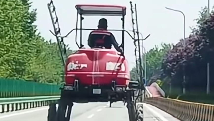 大长腿高底盘长触须，“红色机械虫”奔赴田间，硬核机甲除病害