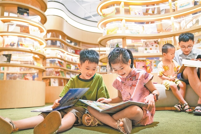 在抚州市城区的汤显祖书店，孩子们沉浸在图书的海洋。通讯员 郭 昊摄