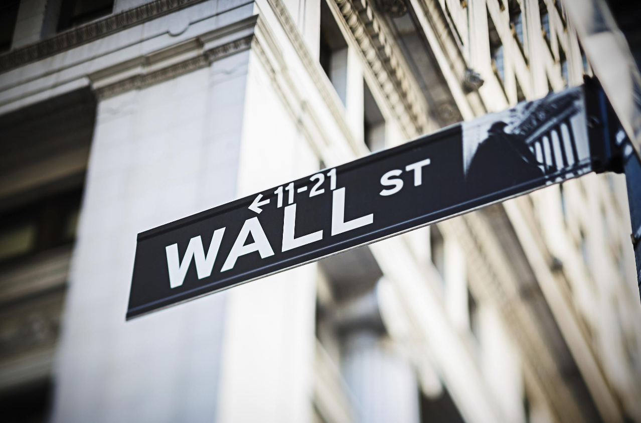 美股收盘：中东局势不确定性升温叠加财报分化 三大指数震荡收跌