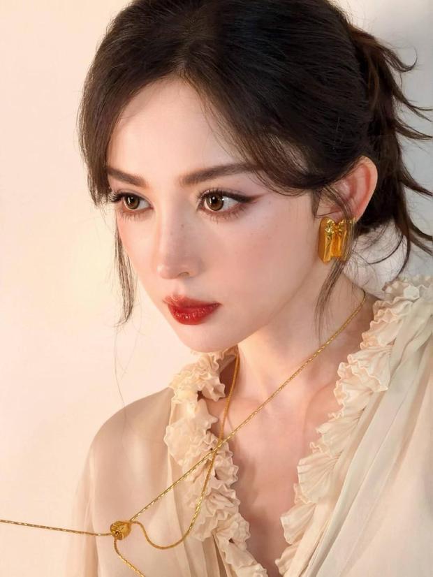 娜扎的妆容好漂亮，烈焰红唇十分吸睛。