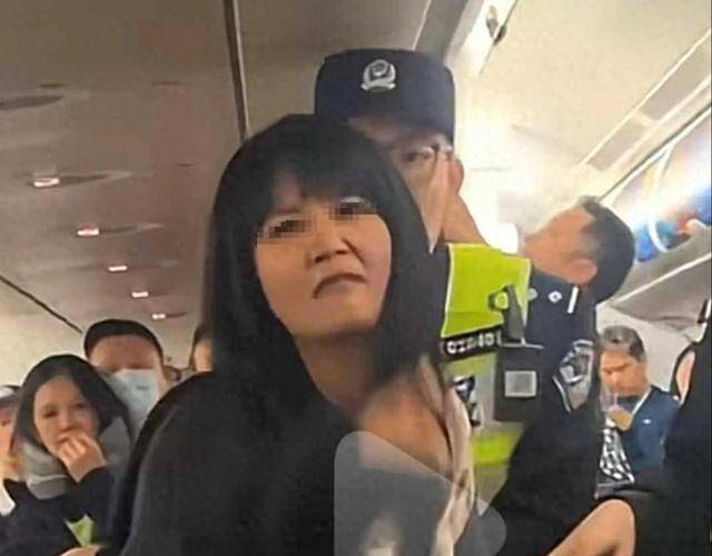 假空姐大闹亚航后续：身份被扒出，只是机场地勤，十级美颜认不出