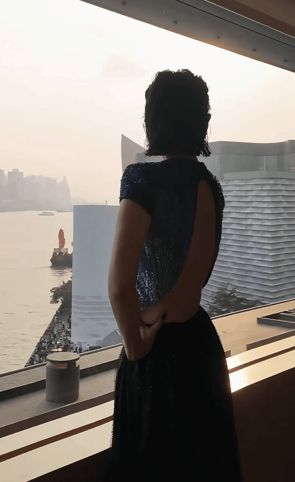 章子怡秀光滑美背。