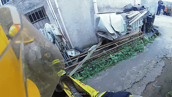 吓人！赣州多地蛇出没 信丰一居民家中惊现3米眼镜王蛇