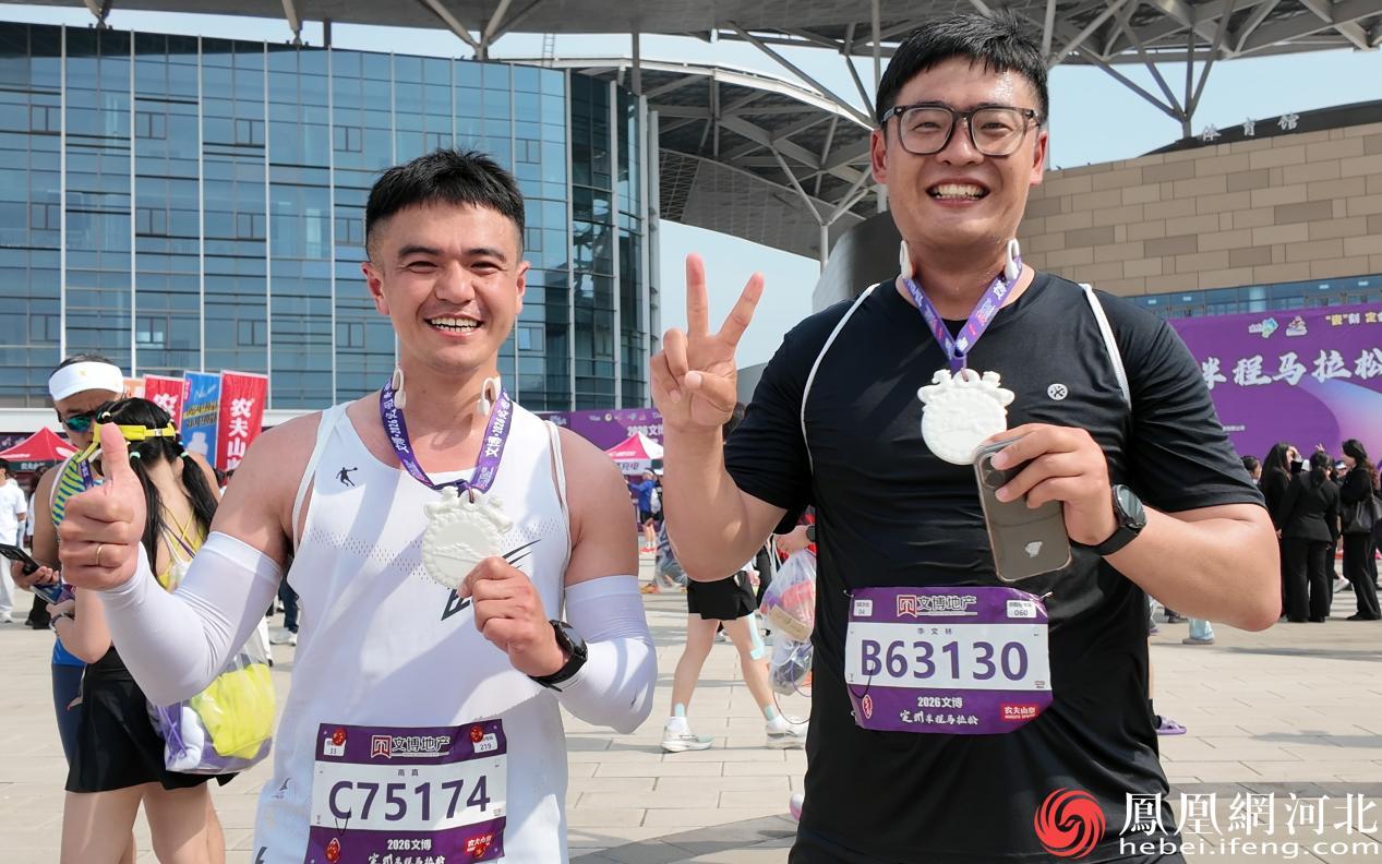 除了收获丰厚的奖金外，最让完赛选手们爱不释手的，当属本届赛事独具匠心的完赛奖牌。李卓然摄