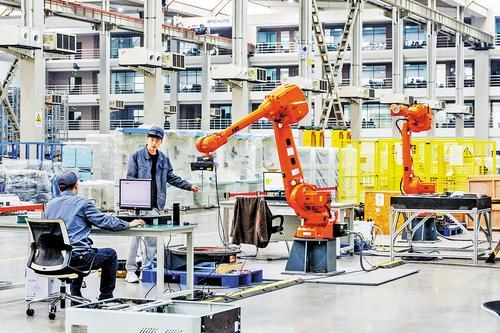 4月16日，唐山百川机器人共享制造工厂，技术人员在车间调试设备。本报记者 赵杰摄