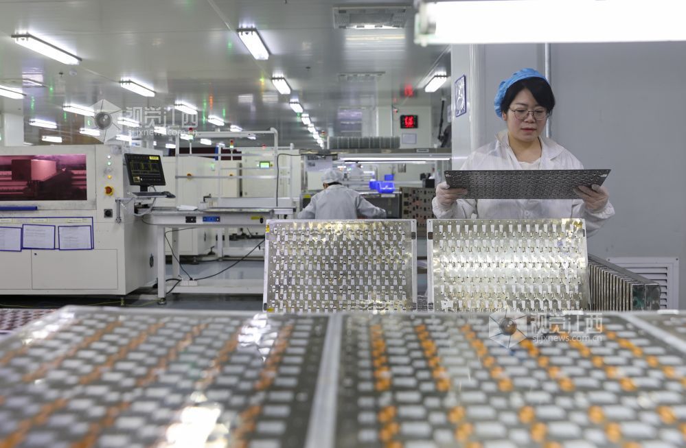 工人加紧生产新能源汽车用FPC板（魏东升 摄）