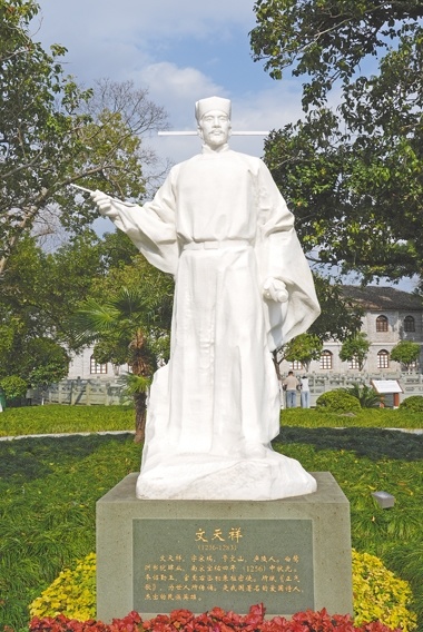 白鹭洲书院前的文天祥雕像。通讯员 李 军摄