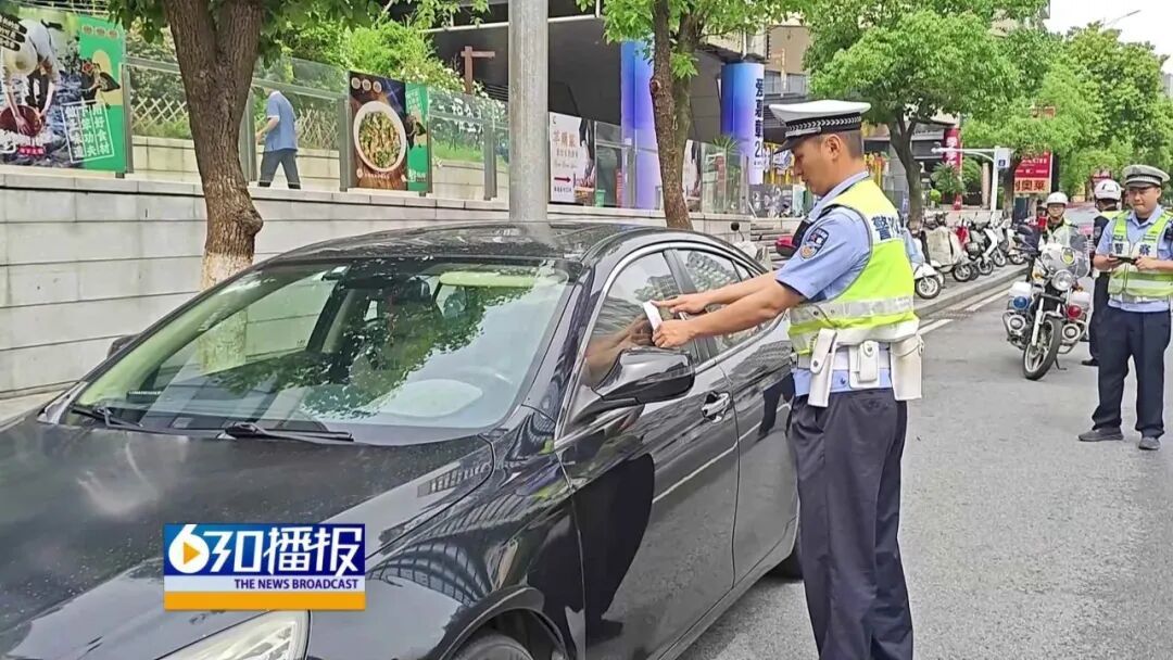 赣州中心城区车辆乱停乱放被媒体曝光 交管部门迅速出动