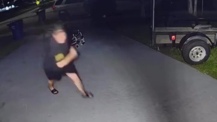 电动轮椅移至屋外后突然爆炸，女子拔腿就跑