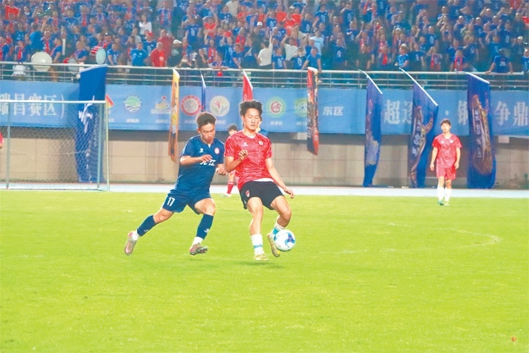 九江队与吉安队在进行热身比赛。本报全媒体记者 周亚婧摄