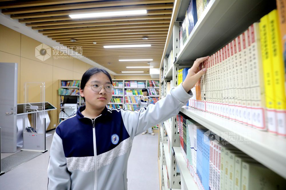 2026年4月21日，江西省吉安市峡江县城北学校图书馆，学生在挑选课外书籍。