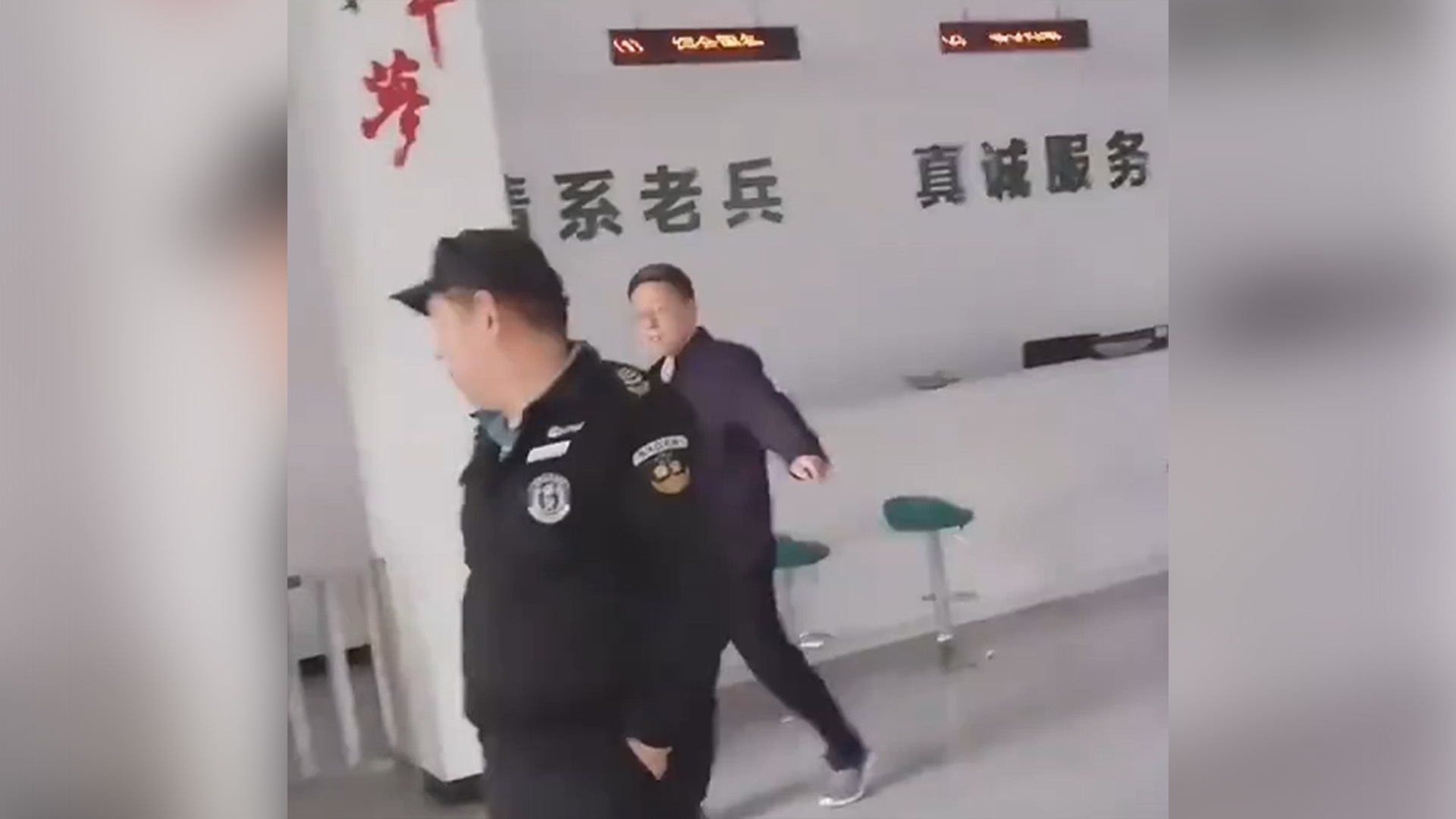 “这是我们娘家，上个厕所都不行吗？”退伍老兵到退役军人事务厅借厕所遭拒，保安态度强硬还欲抢夺手机，工作人员：已向物业公司建议辞退该保安