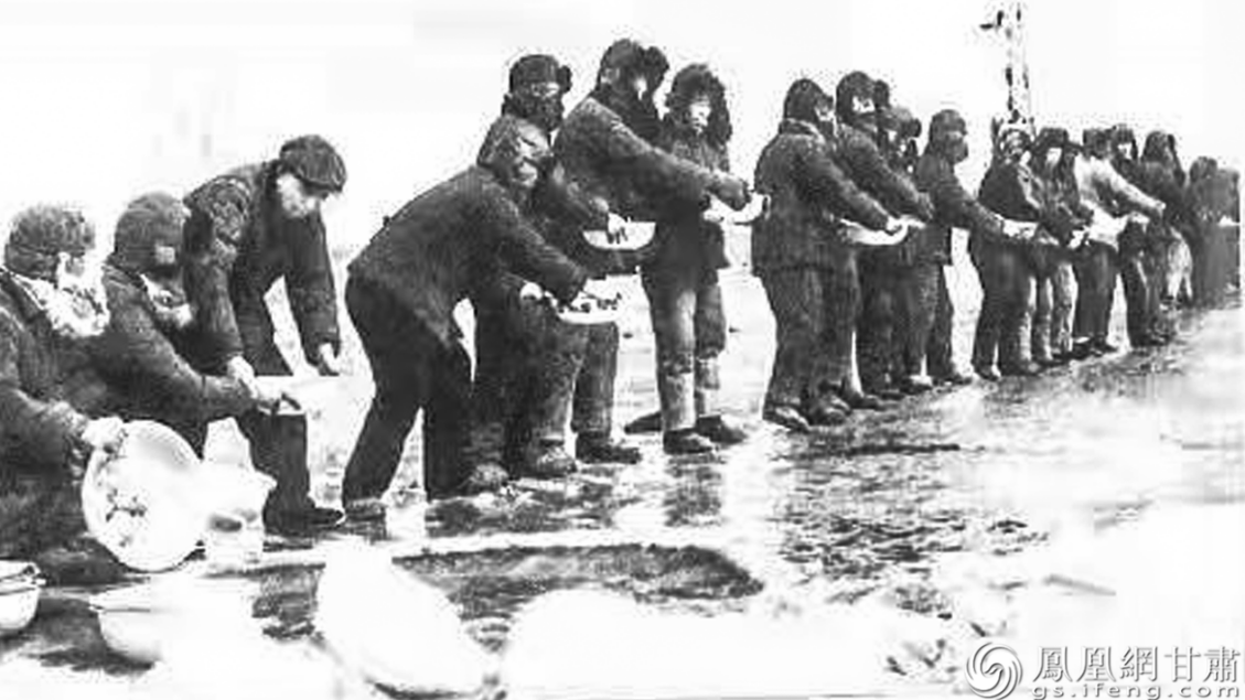 王进喜带领工人砸开冰面，用脸盆接力端水打井。资料图片