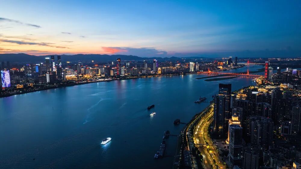 南昌一江两岸夜色。新华社发（马悦 摄）