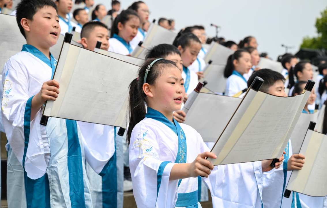 ▲南昌市邮政路小学160余名小学生齐声诵读《滕王阁序》。