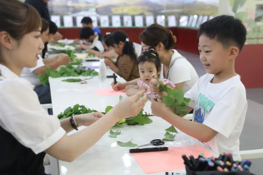 亲子家庭走进原山森林生态科普馆，在动手体验中感知植物奥秘，探索森林生态知识。