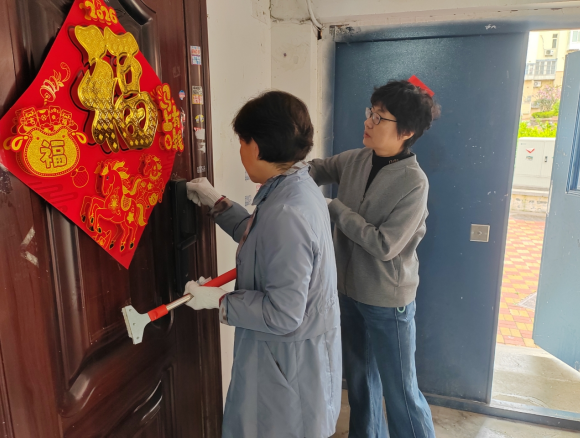 （青岛市妇联组织党员干部到湛山社区开展爱国卫生月环境卫生大扫除活动）
