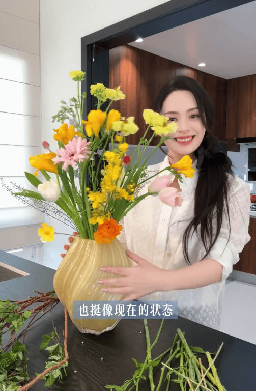 阿娇绽放灿烂笑容，心情大好。