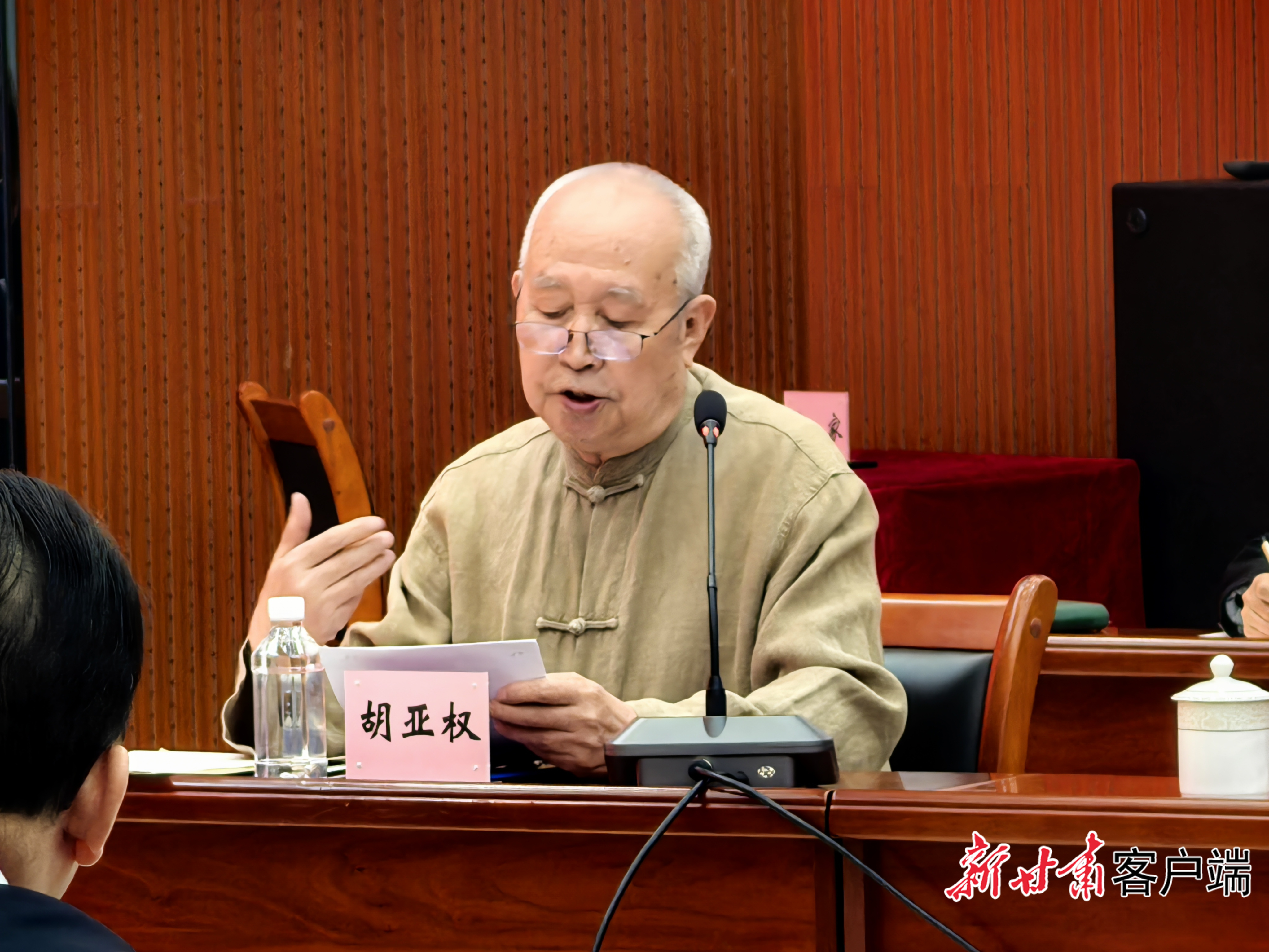 《读者》创始人之一胡亚权发言（图片均由新甘肃&middot;甘肃日报记者白永萍摄）