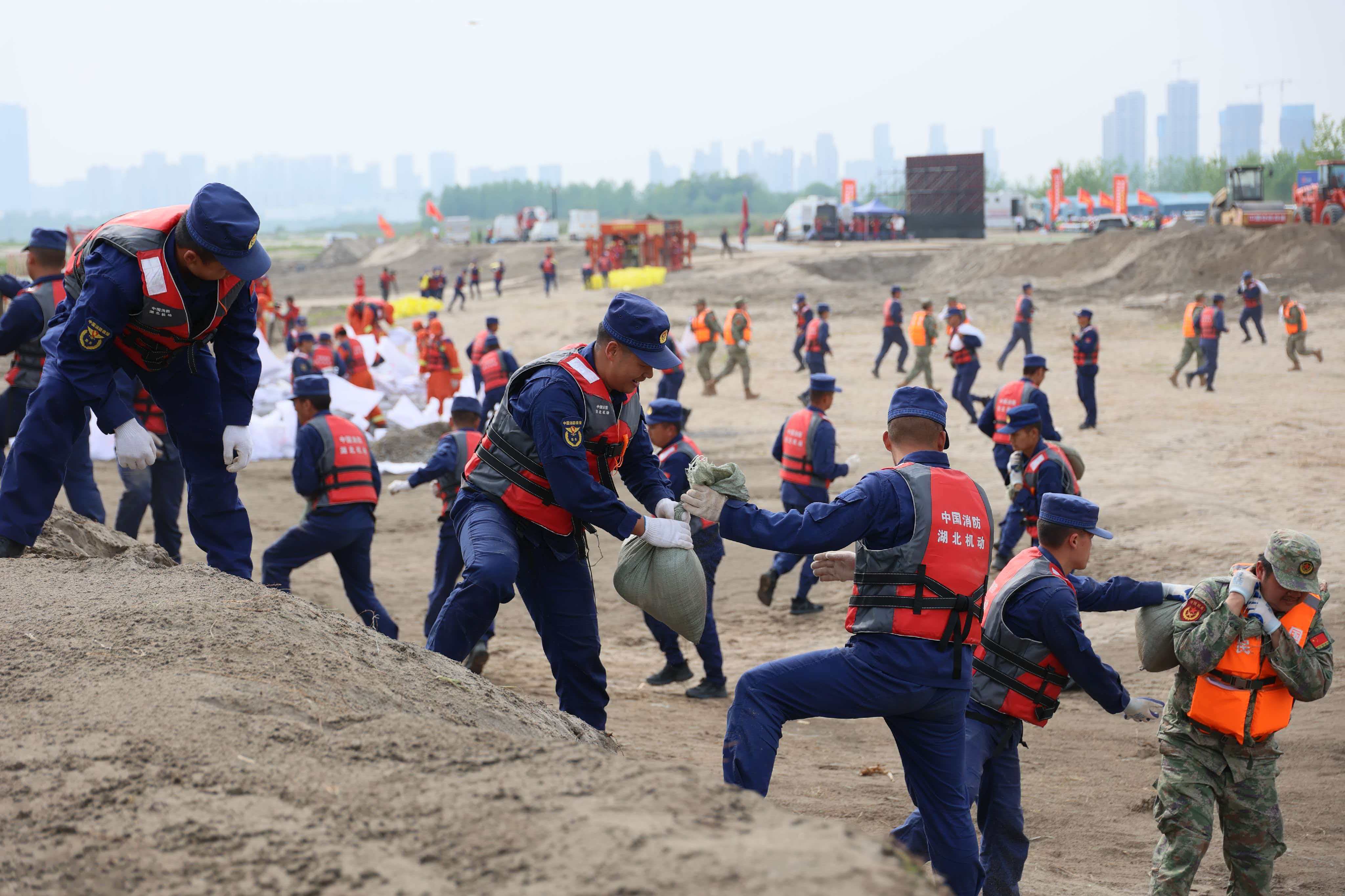 科技聚力筑坚盾 实战砺兵护安澜 武汉市成功组织2026年“应急使命”防汛抢险救援综合演练