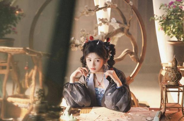 搜狐娱乐讯 4月20日，鞠婧祎公开一组海报随拍，照片里的她穿黛色衣裙，扎着两个大辫子，娇俏灵动。