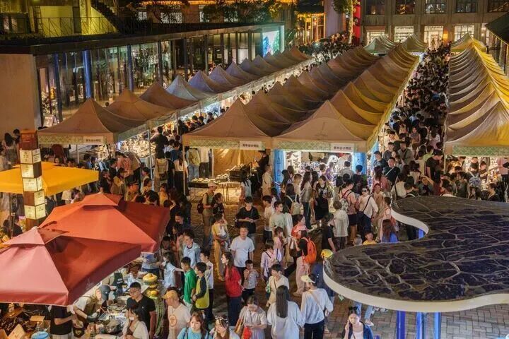 景德镇陶溪川夜晚文创集市人流如织。新华社发