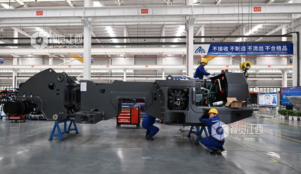 工人正在生产车间组装地下矿山与工程装备（吴文兵 吴福清 摄）