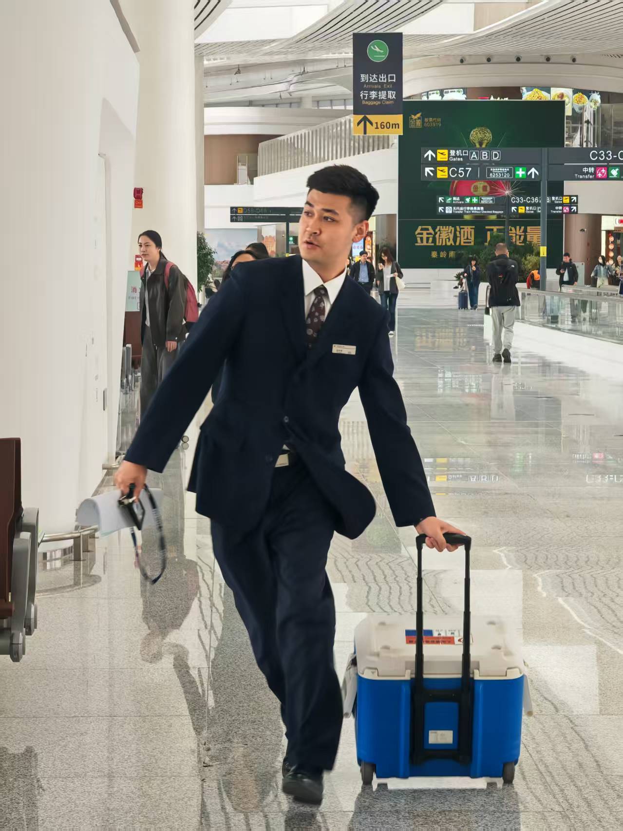 地服人员全程专人引导，协助转运人员快速完成安检、登机流程。