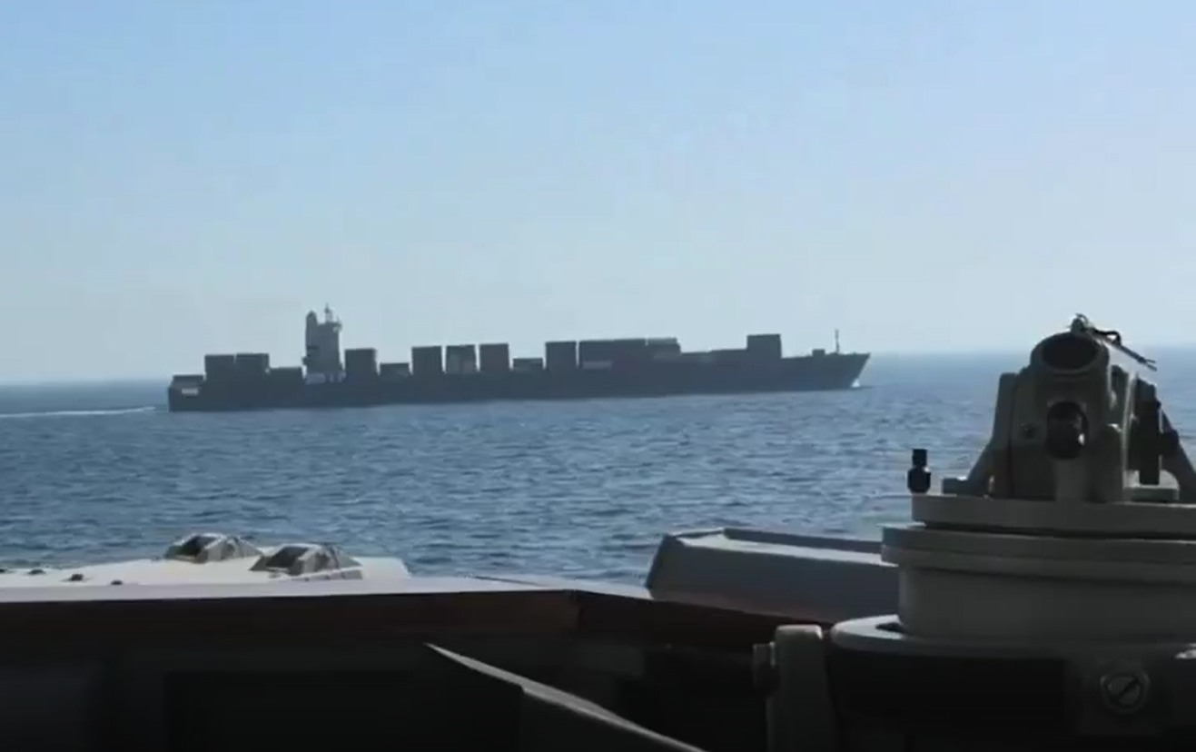 好意思国武力遏止并向伊朗货船开火，视频公布