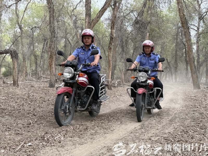 4月23日，拜铁木尔&middot;吾木汗（左）和同事骑摩托车巡护。石榴云/新疆日报记者 白素君摄