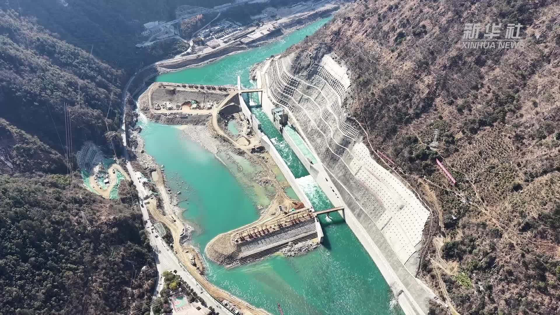大渡河老鹰岩二级水电站实现大江截流