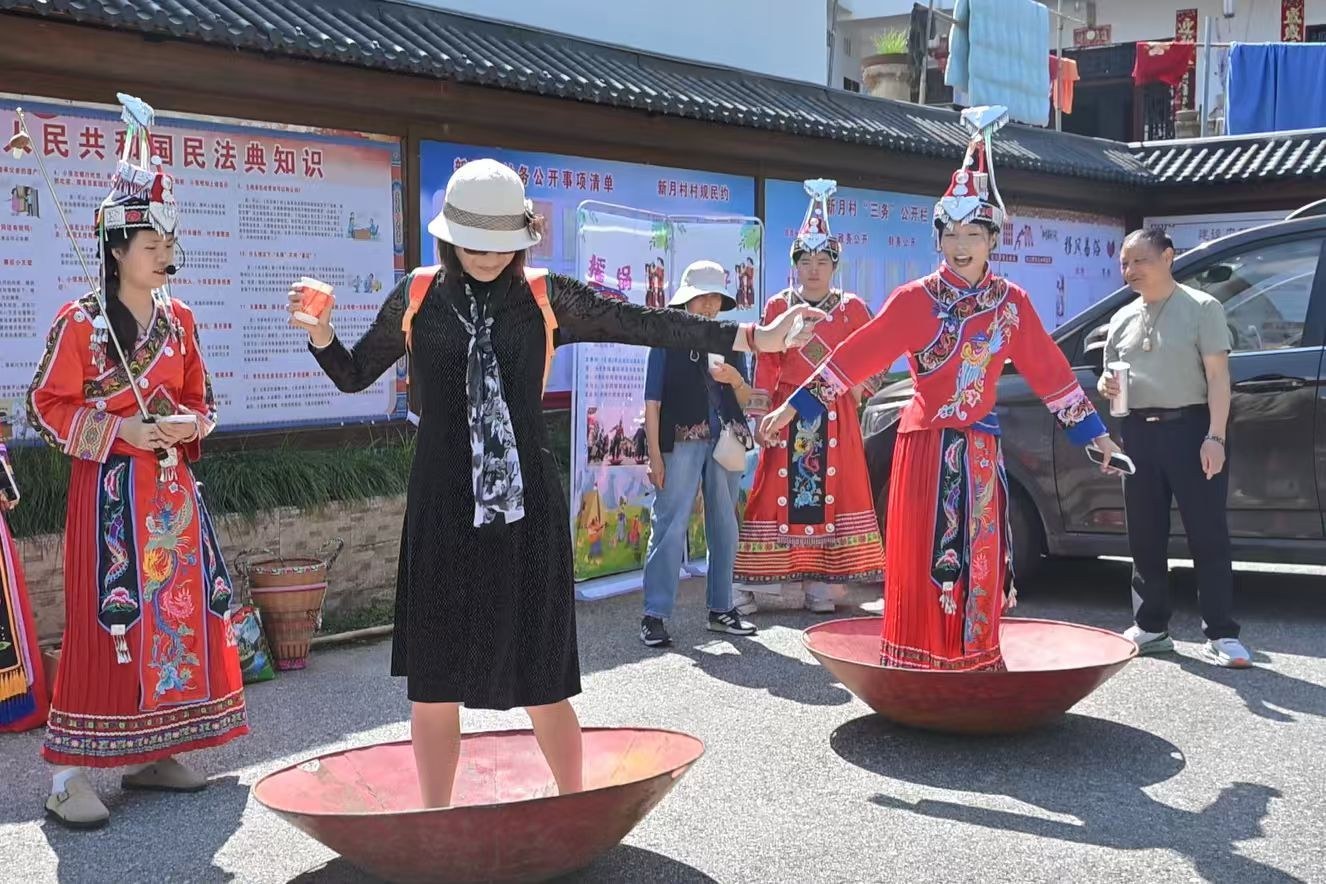 跳竹竿舞、看非遗展演，资溪新月畲族村“三月三”吸引八方游客