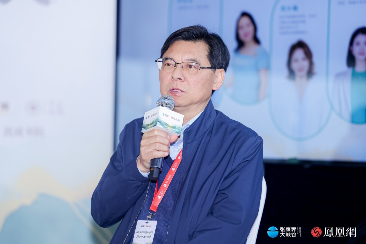 （中国教育学会学生发展指导分会常务理事翟秀刚，在张家界悦读共创大会研学沙龙中作分享。）