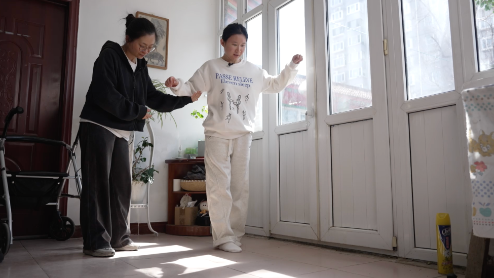 29岁女孩患渐冻症5年，从无法行走到重新迈步：蔡磊团队新药让她成为“200年来最幸运的那批人”