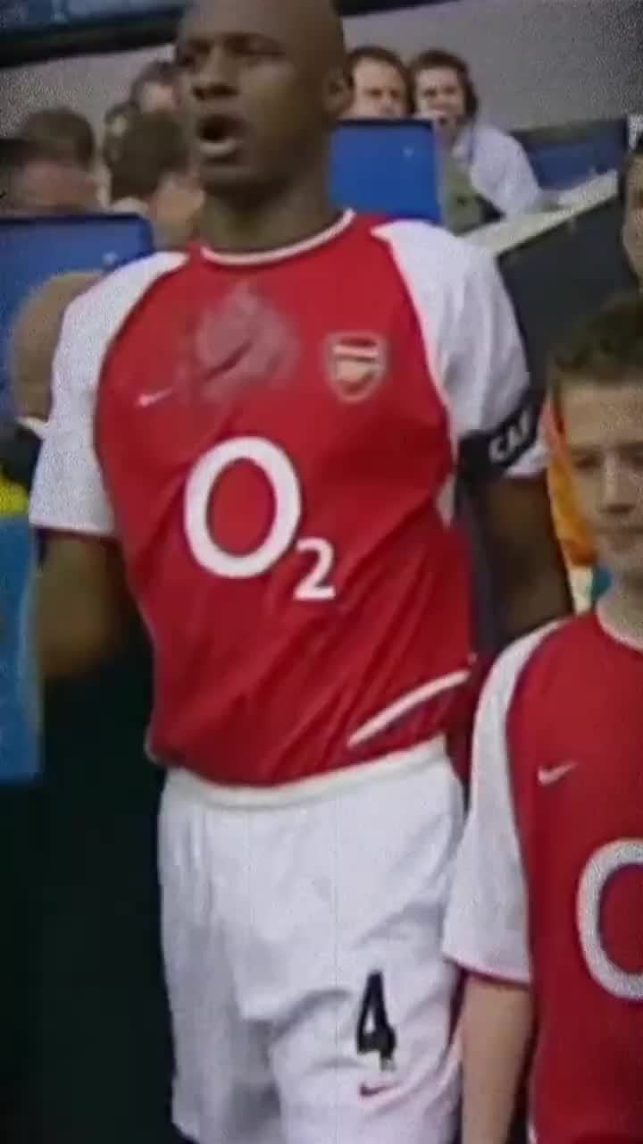 「足坛经典时刻」2004英超联赛，阿森纳夺冠 2004年4月25日，白鹿巷球场阿森纳2-2战平热刺，提前4轮锁定英超冠军，这是阿森纳球队历史上第三个英超冠军； 如今已过去22年，阿森纳仍在追逐自己队史